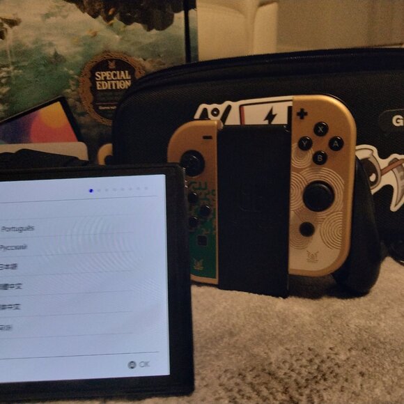 Nintendo Switch OLED special Zelda edition in box- Plus games and accessories - Picture 4 of 10